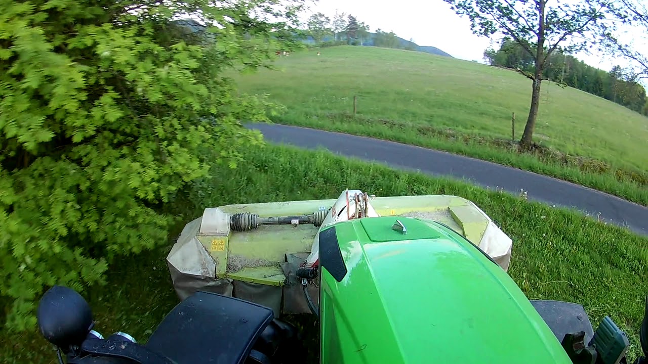 Agrotron 6120 Powershift bei Mäh Arbeiten