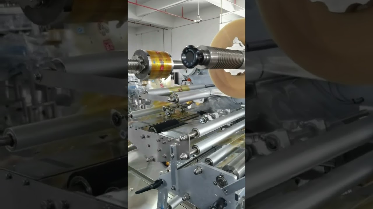 Automatic film connection on flow wrapper