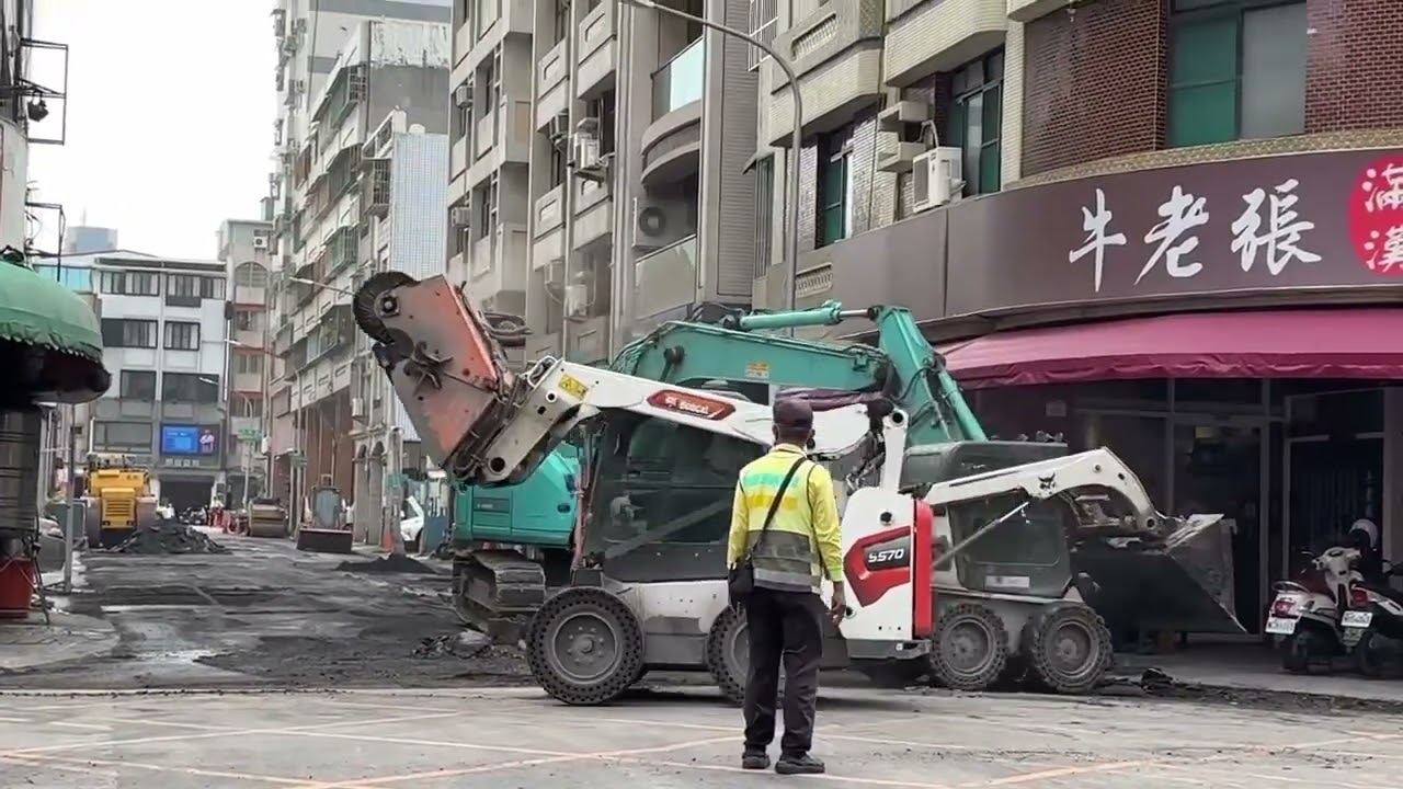 山貓鋪路5 The bobcat is paving the road.
