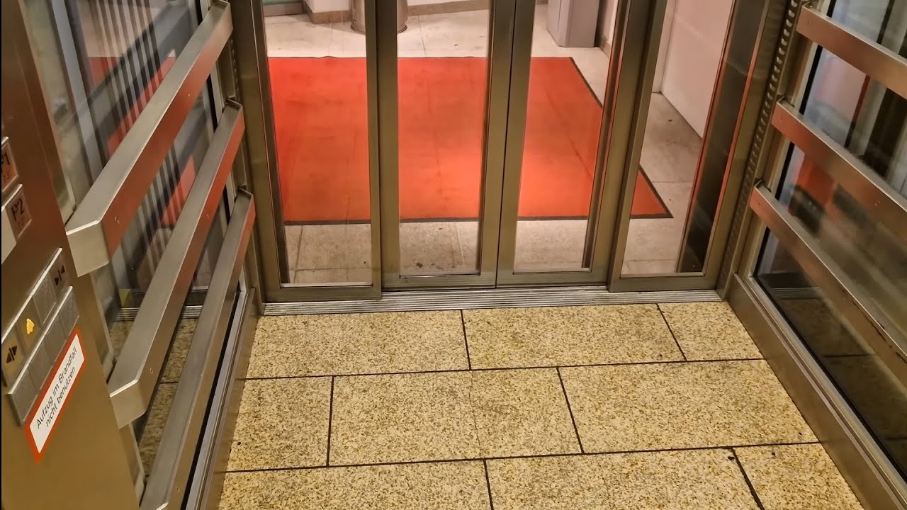 Effizienter ThyssenKrupp Stepmodul Aufzug (Fast efficient ThyssenKrupp Stepmodul lift) @Lentia City