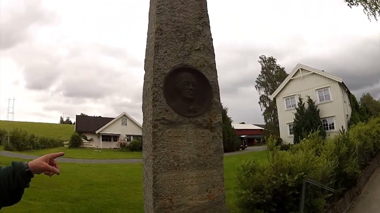 Statuen av Prof. Rygh ved Slottet på Stiklestadveien.