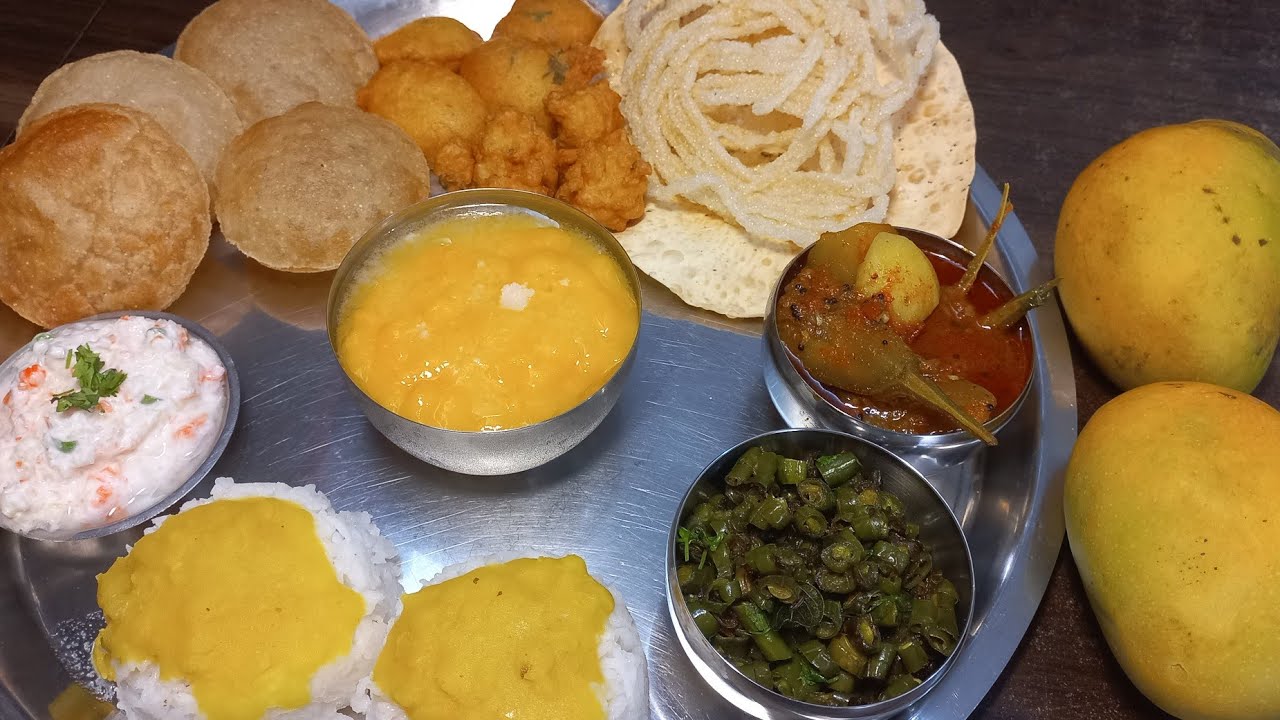 अक्षय तृतीया विशेष परिपूर्ण नैवेद्य थाळी |आमरस पुरी थाळी |Akshay Tritiya Special Aamras Puri Thaali