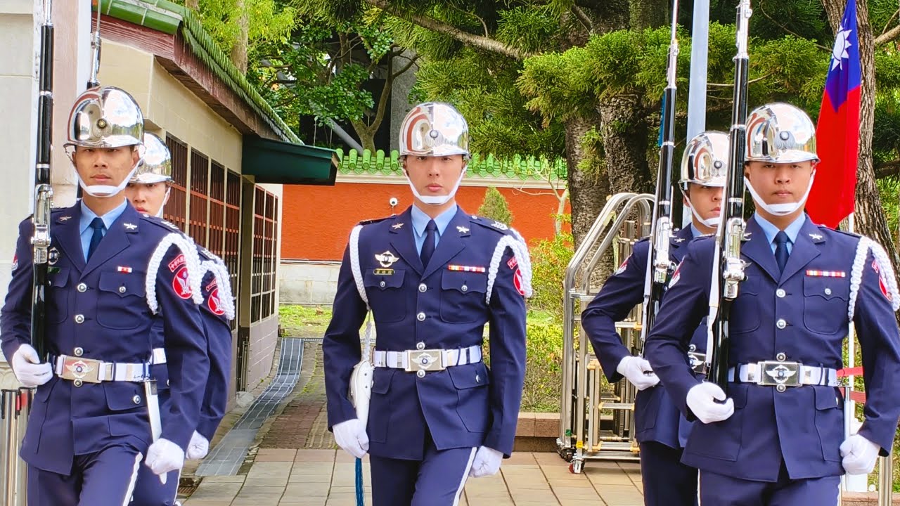 國民革命忠烈祠（National Revolutionary Martyrs' Shrine）空軍儀隊禮兵交接（Changing of the Guard）Taipei, Taiwan