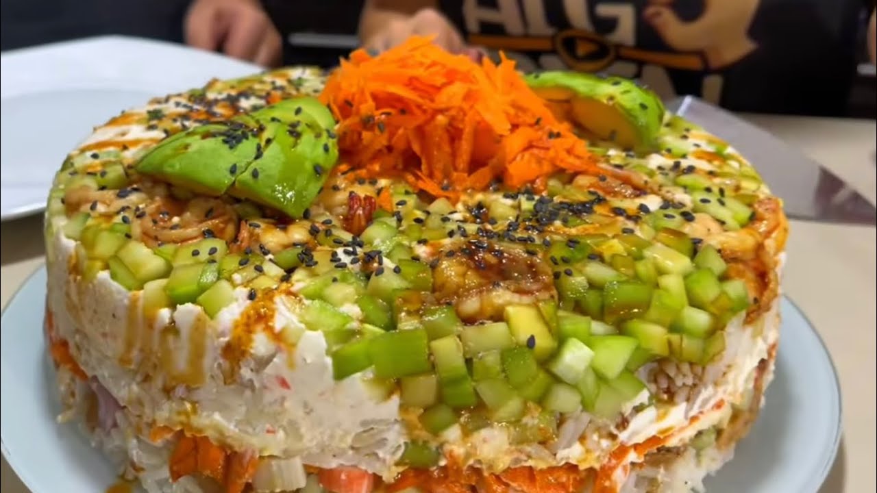 Si no quieres batallar con rollos, mejor un sushi pastel