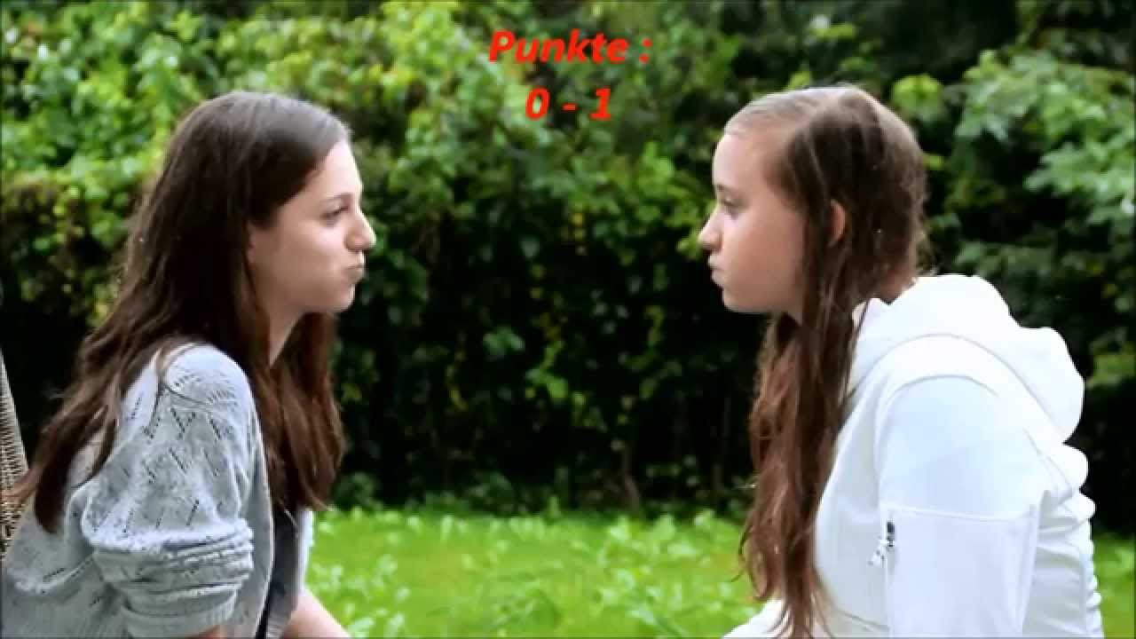 Flachwitz - Challenge ( mit Melina & Sarah ) | TobitskoTV