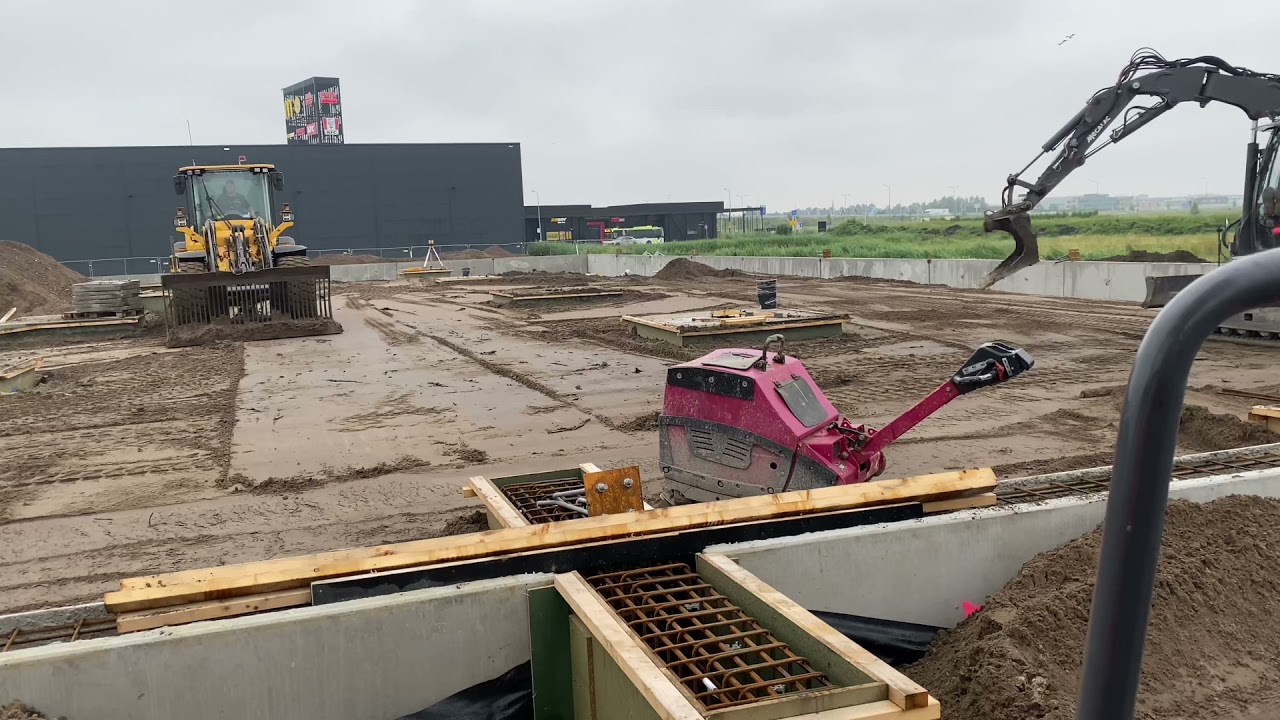 Mecalac 8mcr and Volvo L60H working together to level sand
