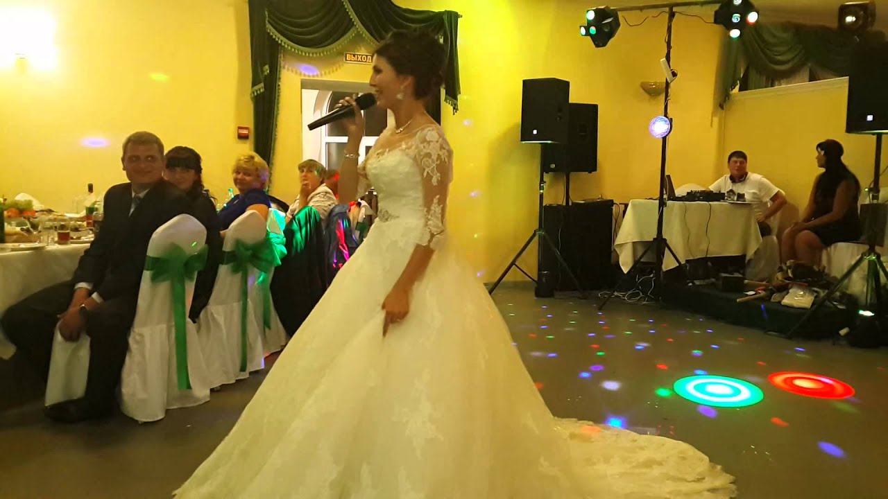Невеста читает рэп своему любимому на свадьбе;)