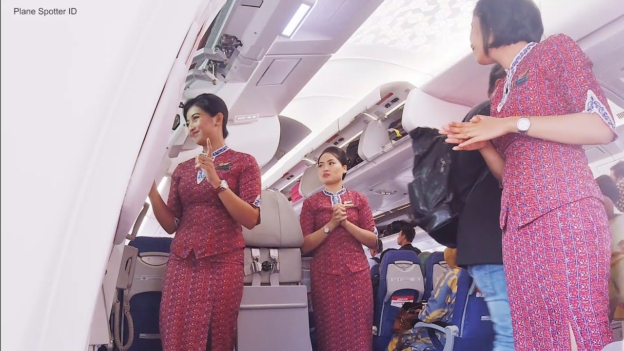 Pramugari Cantik Lion Air saat Menyambut Penumpang di dalam Pesawat Airbus A330-900 Neo
