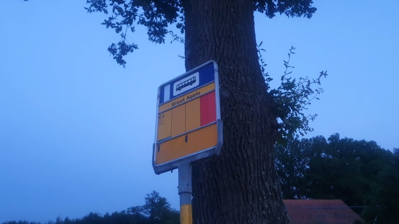 Een verlaten bus opstapplaats nabij de camping.