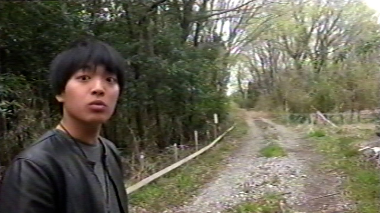 【心霊映像】近づくな！町はずれに捨てられた“正体不明のバス”を探索していたら…【心霊闇動画36】