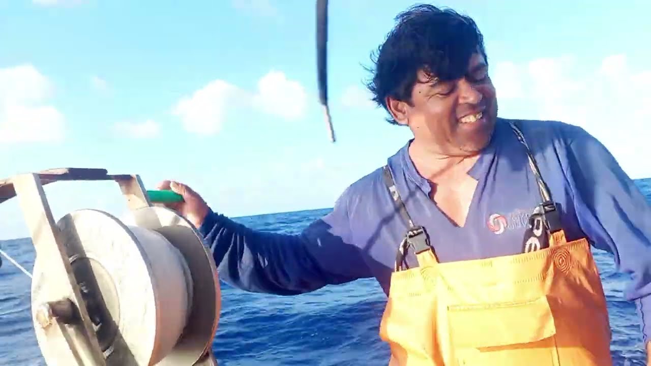 ELE CAPTUROU UM TUBARÃO E LOGO O SOLTOU NO MAR!