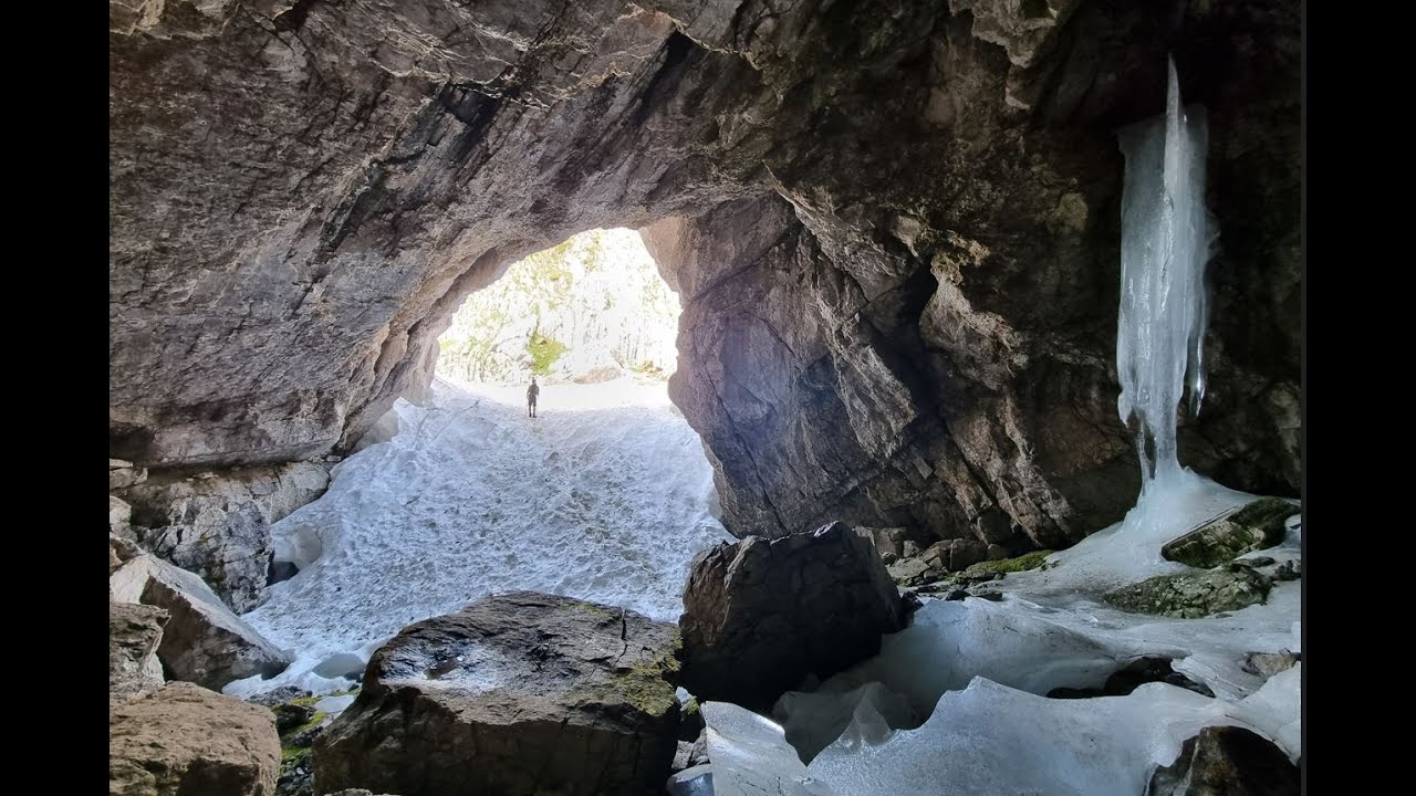 Gruta Helada de los Lecherines y Pico Tortiellas, desde Canfranc Pueblo. Pirineo Aragonés. 🇪🇸