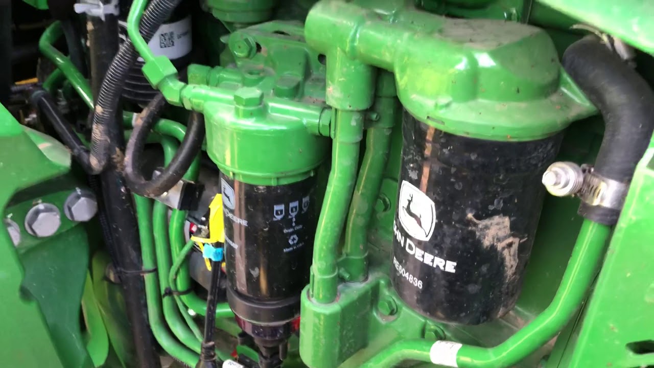 John Deere 5R Series Tractor: 5125R maintenance and service access points