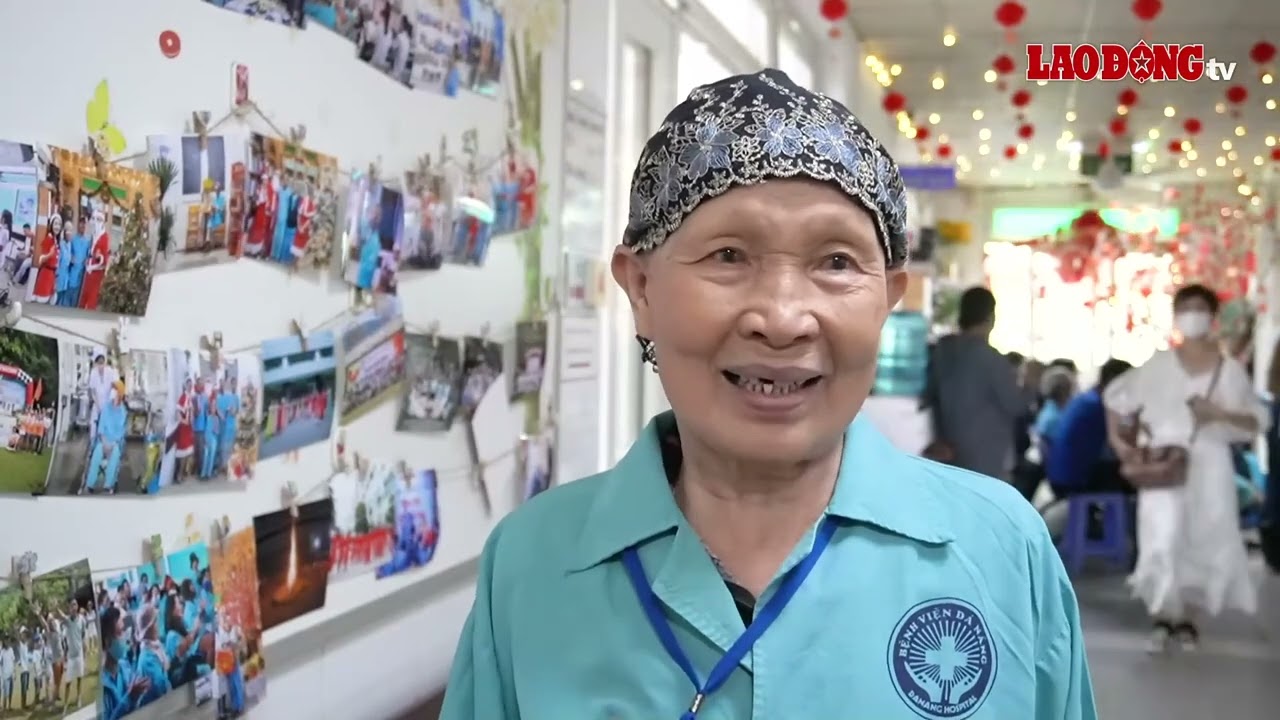 NGƯỜI BỆNH NỮ NGHE HÁT, NHẬN QUÀ NGÀY QUỐC TẾ PHỤ NỮ