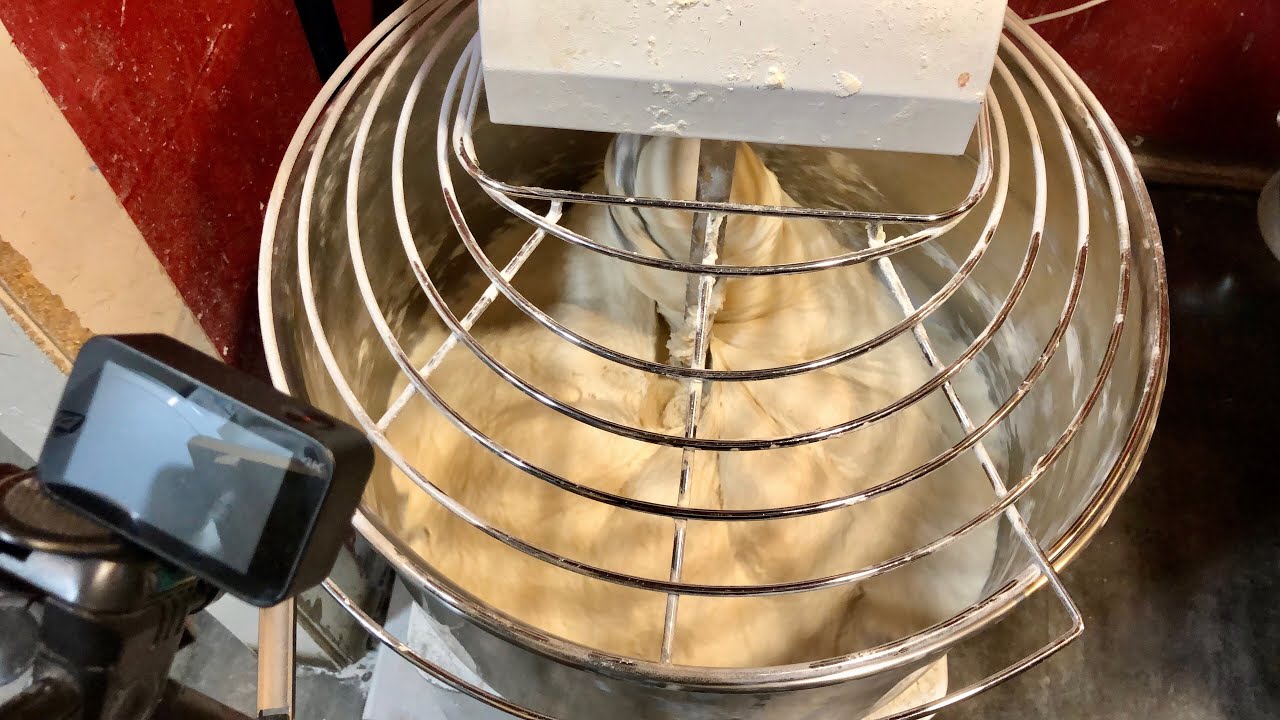 LA MASA: El orden de los ingredientes: agua, levadura , harina y sal.