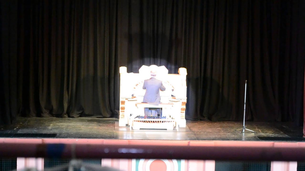 Phil Kelsall's 1930s medley on the Saltaire Wurlitzer