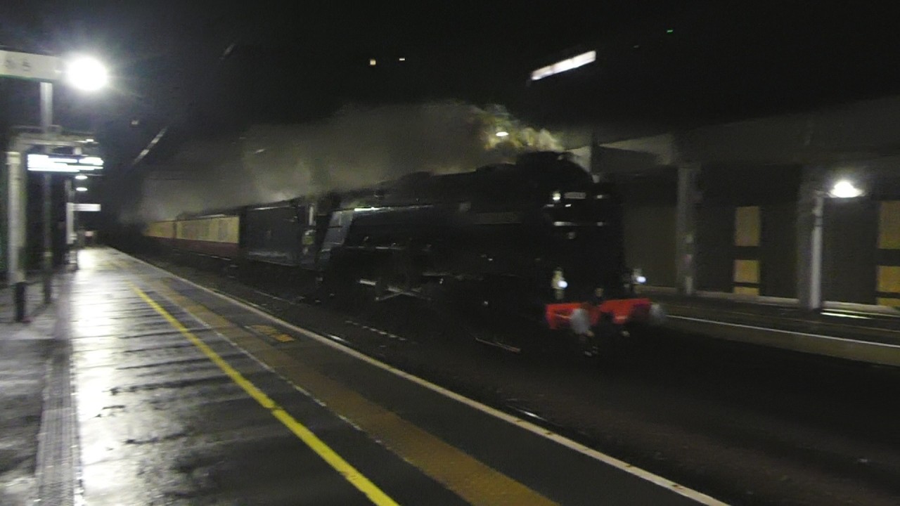A2 60532 Blue Peter racing through Hartford station in Cheshire 12 February 2026