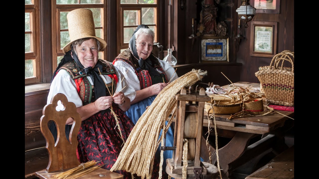 Vogtsbauernhof: Handwerksvorführung der Strohflechterinnen
