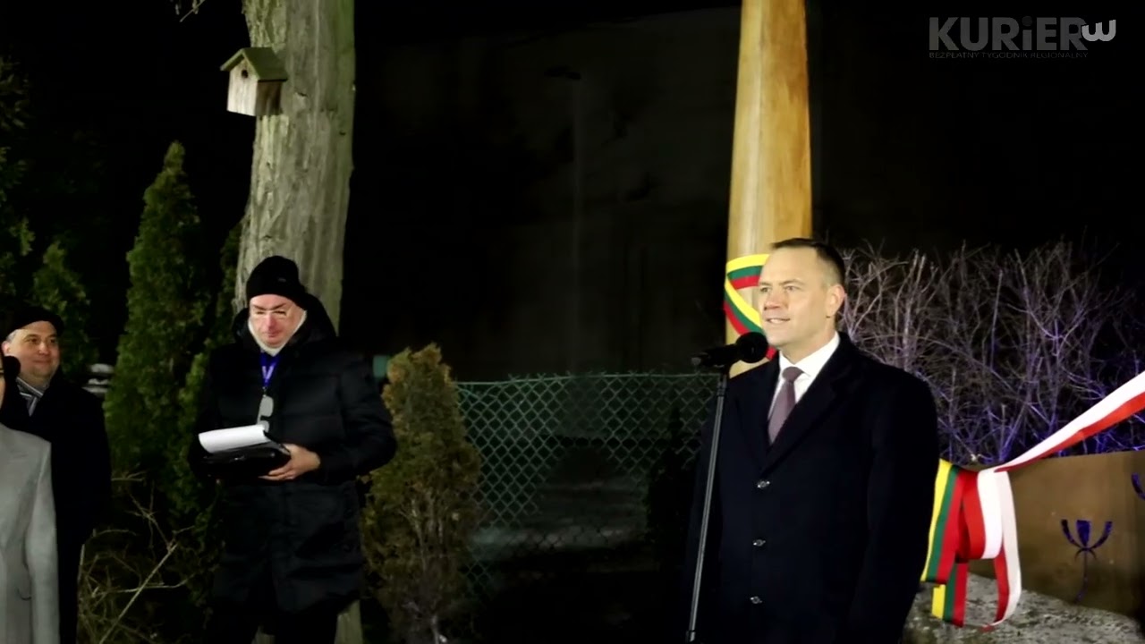 Otwarcie kompozycji przy zabytkowym budynku 