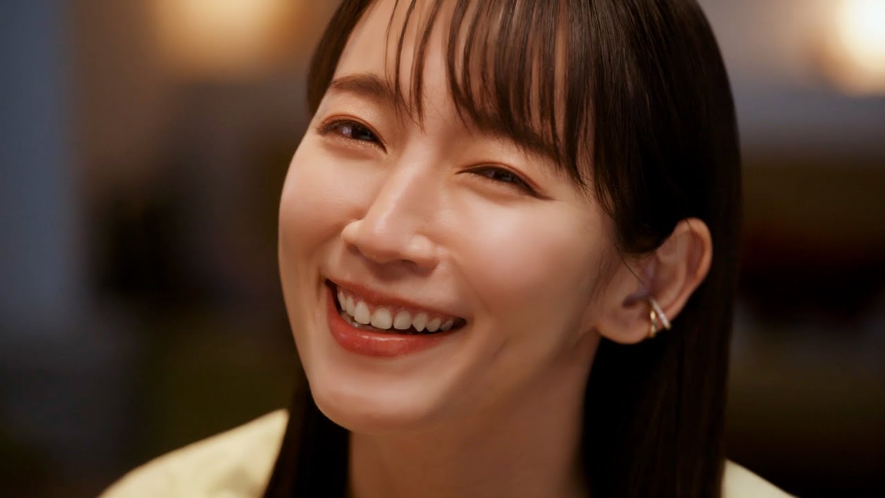 吉岡里帆、JINROを味わう表情が可愛すぎる！ロングコートダディ・堂前と仲良し夫婦役に！『JINRO』新CM