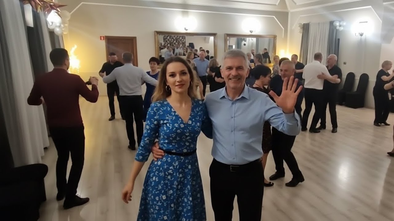 Ten refren zostaje w sercu na długo – muzyka, przy której cała sala tańczy