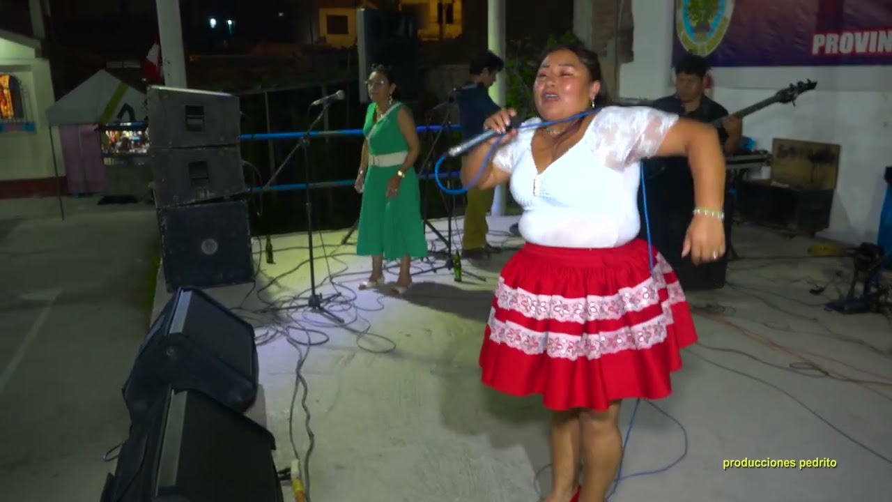 Elenita corazon encantando con su arte  en el local de lecclespampa.