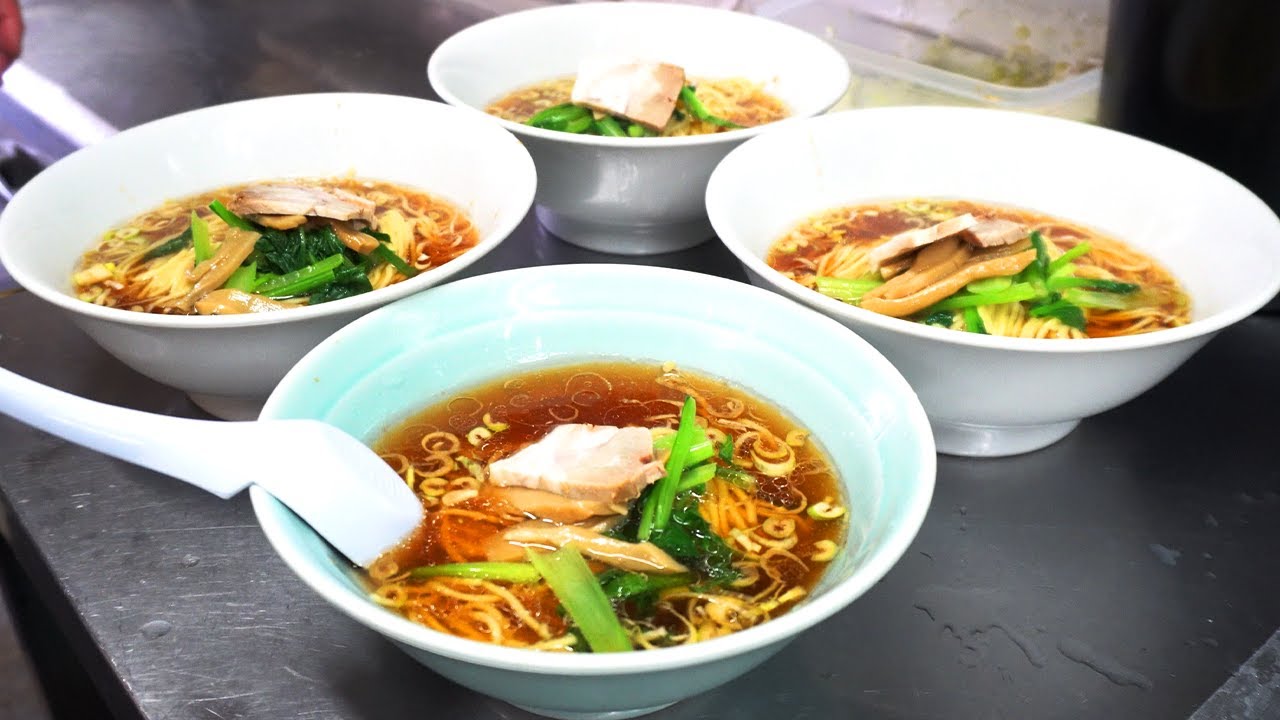 Японские комики обожают его рамен! Веселый шеф готовит здесь уже 36 лет!