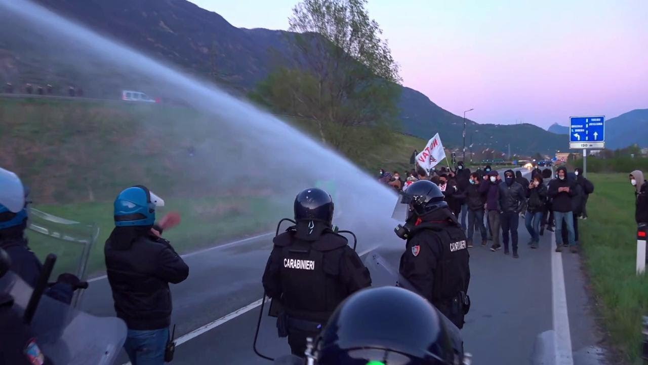 Val di Susa, di nuovo in azione gli idranti: dispersi i manifestanti No Tav