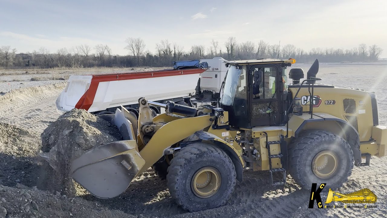 Caterpillar 972 Wheel Loader Digging Gravel in the River #caterpillar #heavyequipment #digger