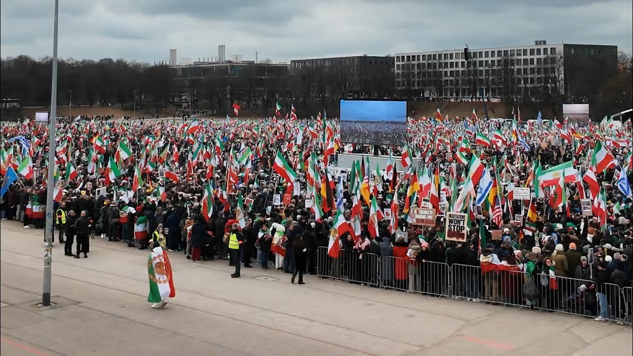 250,000 Iranians Singing “Ey Iran” in Munich