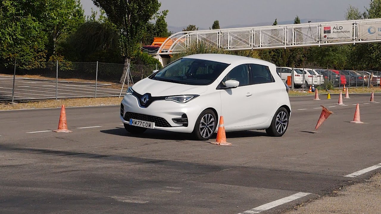 Renault Zoe 2020 - Maniobra de esquiva (moose test) y eslalon | km77.com
