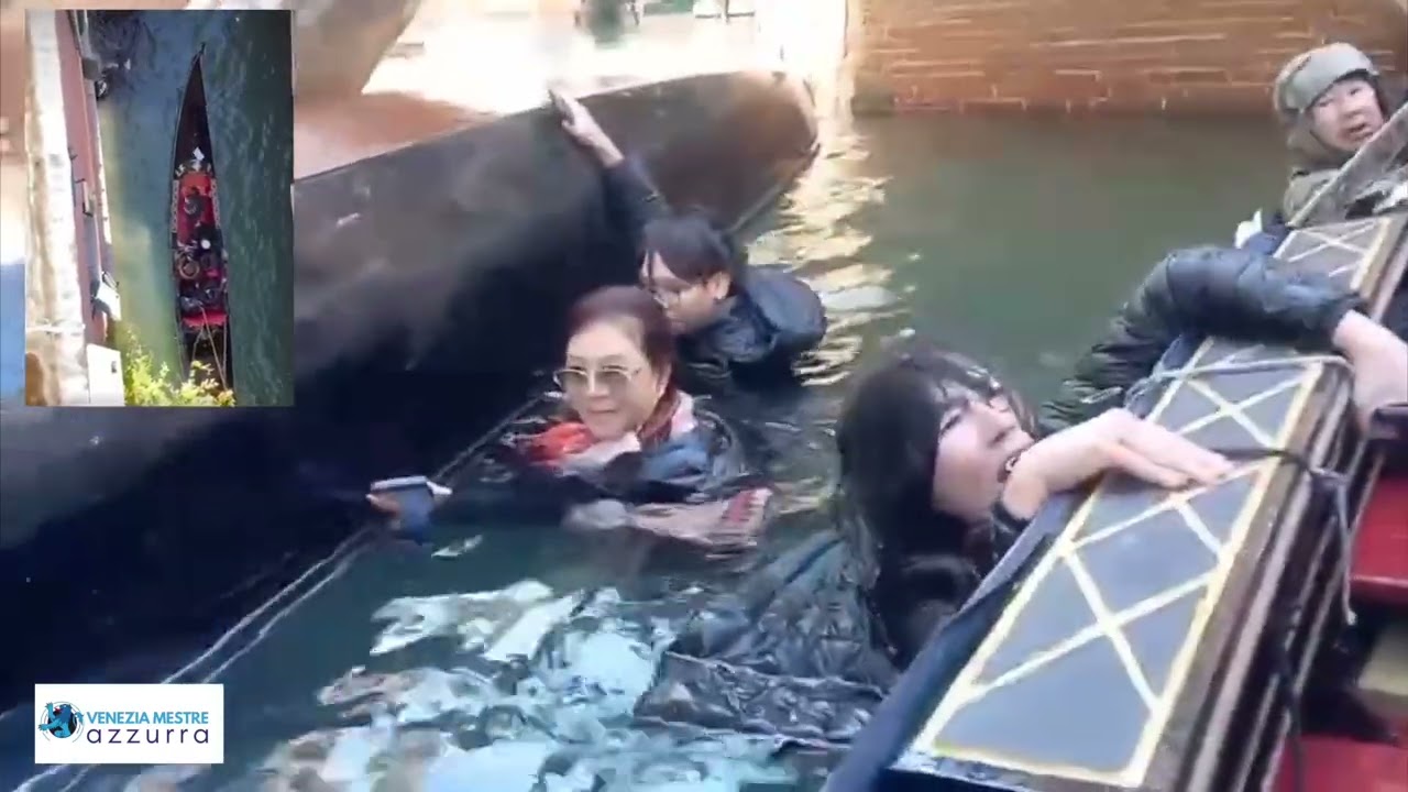 INCIDENTE A VENEZIA: GONDOLA SI ROVESCIA IN CANALE, TURISTI FINISCONO IN ACQUA