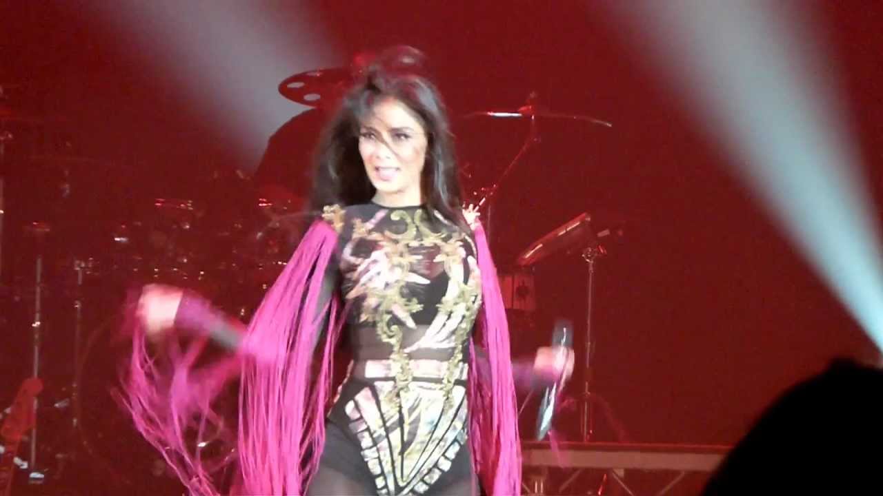 Nicole Scherzinger - 19/02/12 LONDON Hmv Hammersmith Apollo (Buttons)
