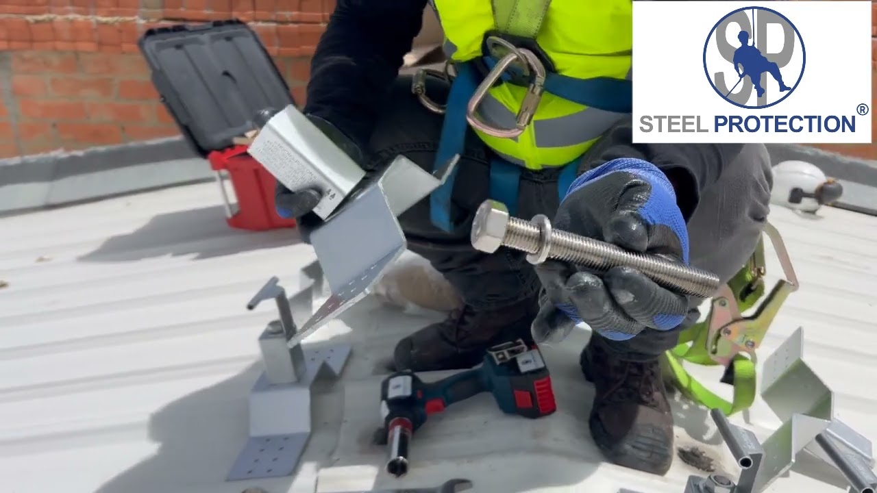 Tutoría sobre instalación de líneas de vida horizontales de la marca STEELPROTECTION en cubiertas