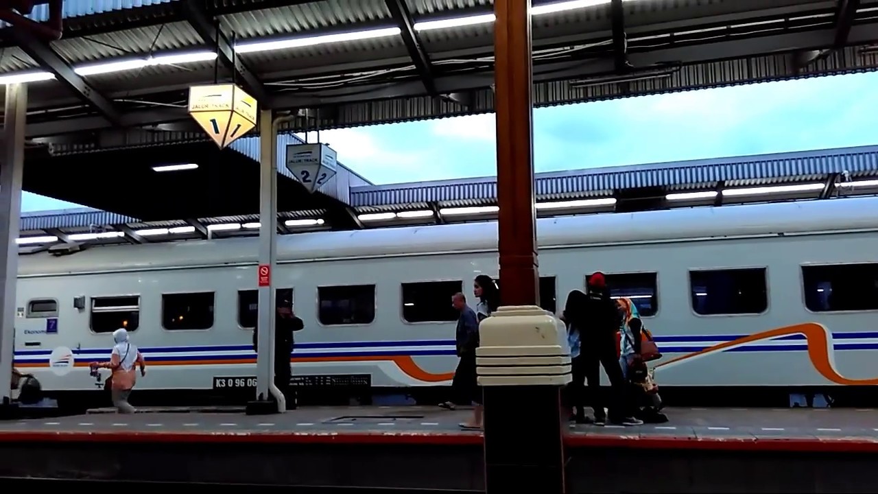 Kereta Tawang Jaya Masuk di Stasiun Cirebon Prujakan