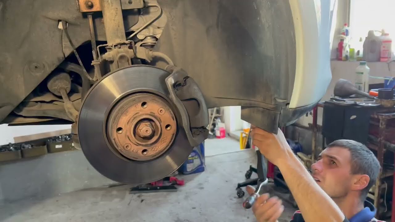 Чистка щіток двигуна в Renault Zoe.