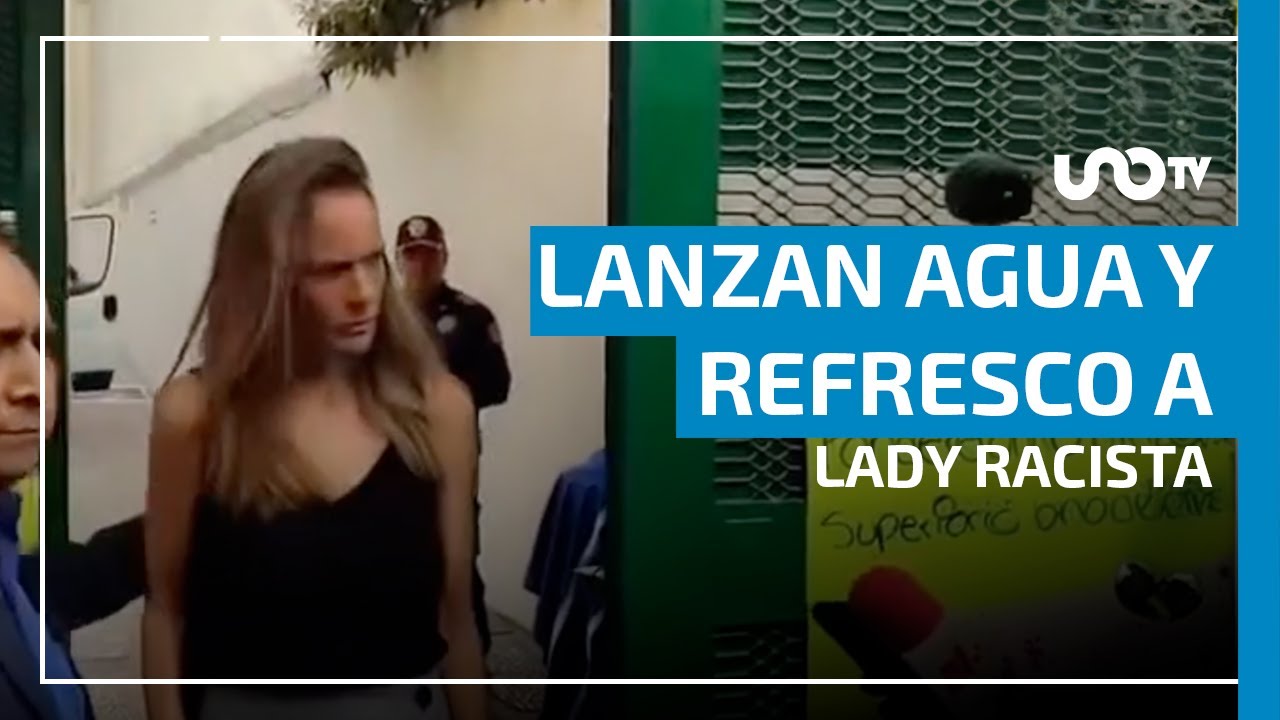 Lady racista: Le lanzan agua al  salir de la primera audiencia