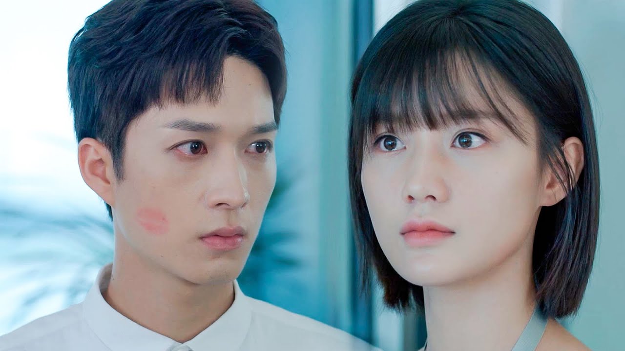 The husband doesn’t admit cheating, but the lipstick mark on his face betrays him!