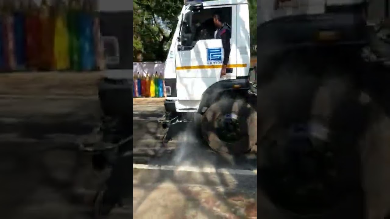 Road cleaner machine in Dhanbad @crowd #shorts #Road #cleaner #machine #Dhanbad #pollution