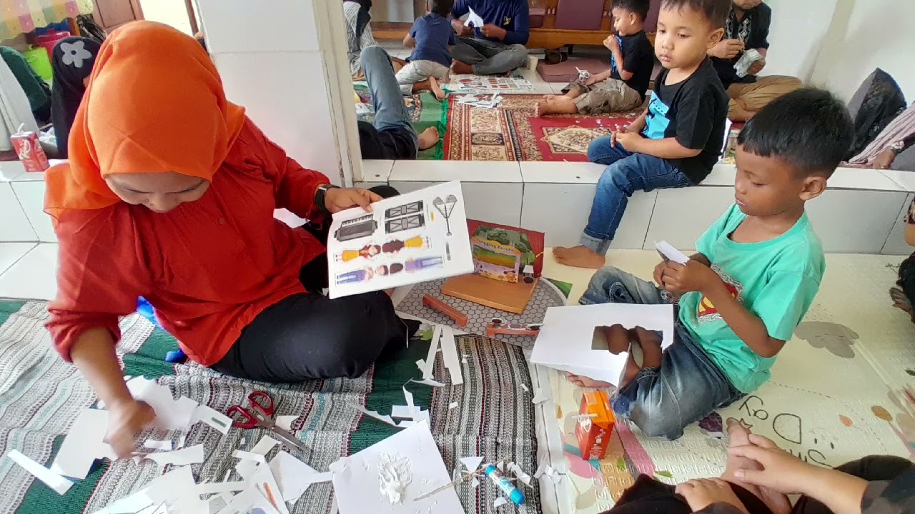 Memperingati Hari Ibu dan Kegiatan Diorama Keluarga Anak-anak TK Kebun Irmaya