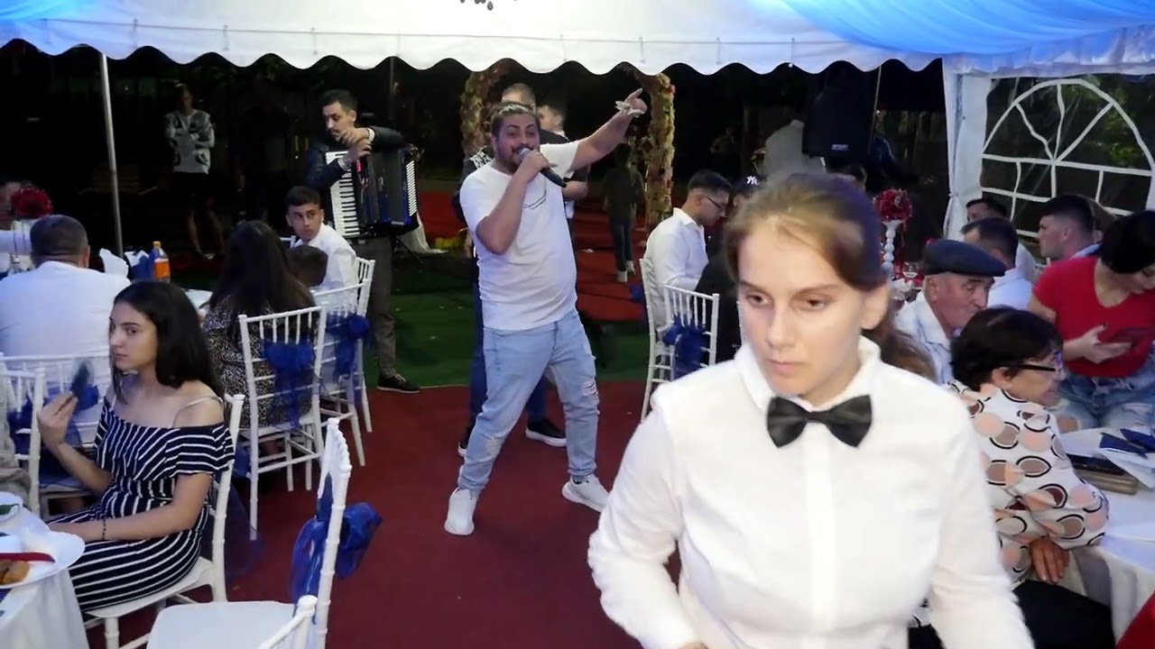 Sasha Bun  E PLINA LUMEA DE FALSURI botez Sotea  2022 cover