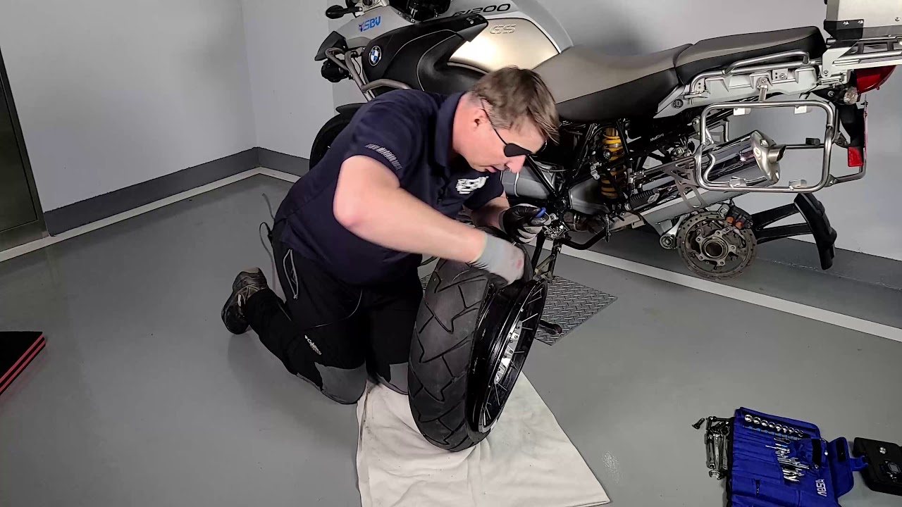 How to change the rear tire of the BMW GS1200 on the road
