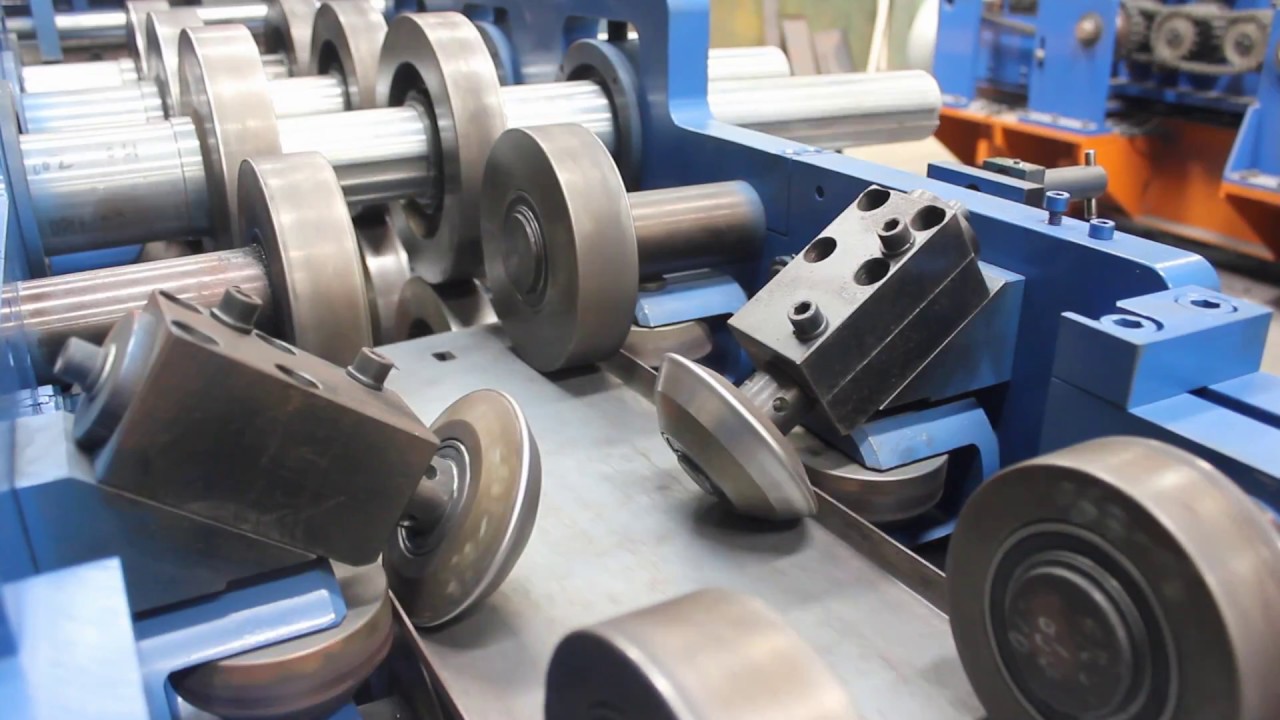 Automatic changeable C/Z profile roll forming machine with pre-cutting and post-cutting