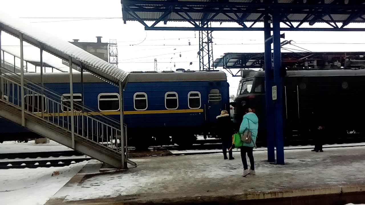 ВЛ82м???(061) прибывает с ночным скорым №128 Ковель - Харьков