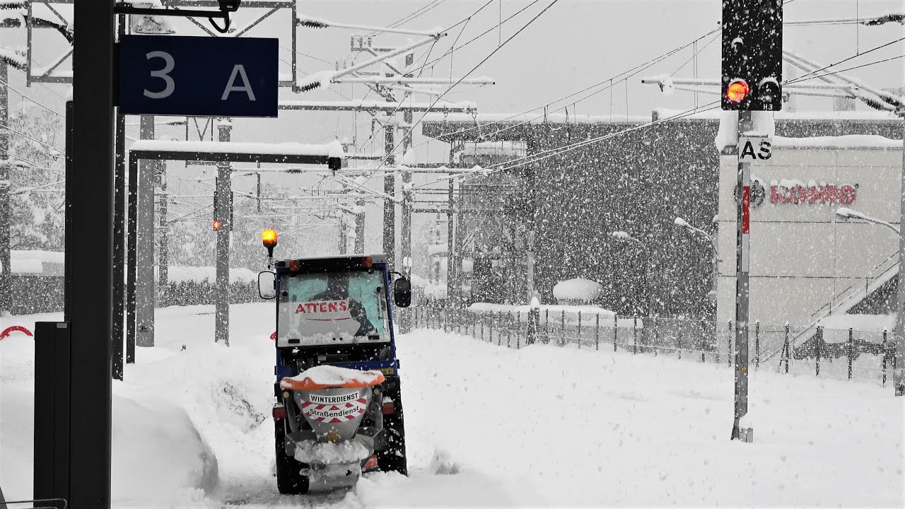 ❄Tiefschnee❄ Schneer&auml;umung am Bahnsteig und Talent1 Z&uuml;ge im Tiefschnee im Bahnhof Rankweil❄
