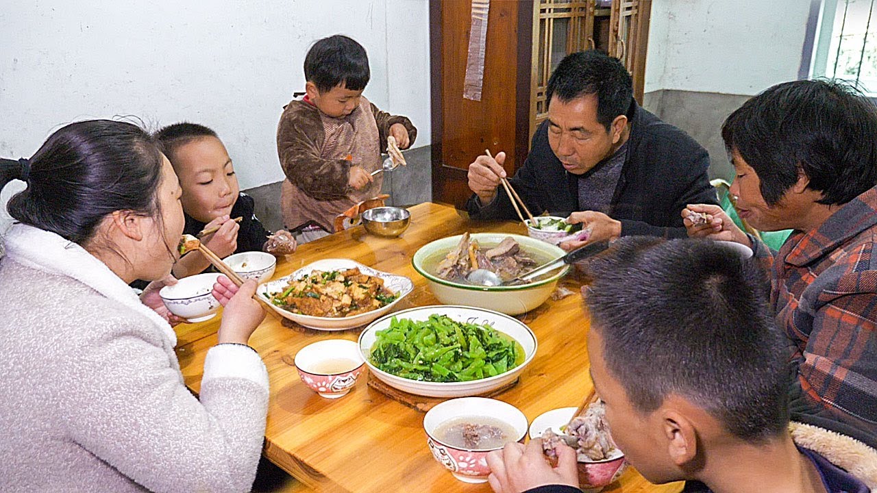 媳婦又煮鴨湯，滿滿一大盆，孩子大口吃肉好過癮