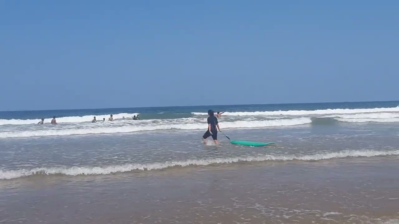 une belle journ&eacute;e de surf a la plage     يوم جميل من ركوب الأمواج على الشاطئ