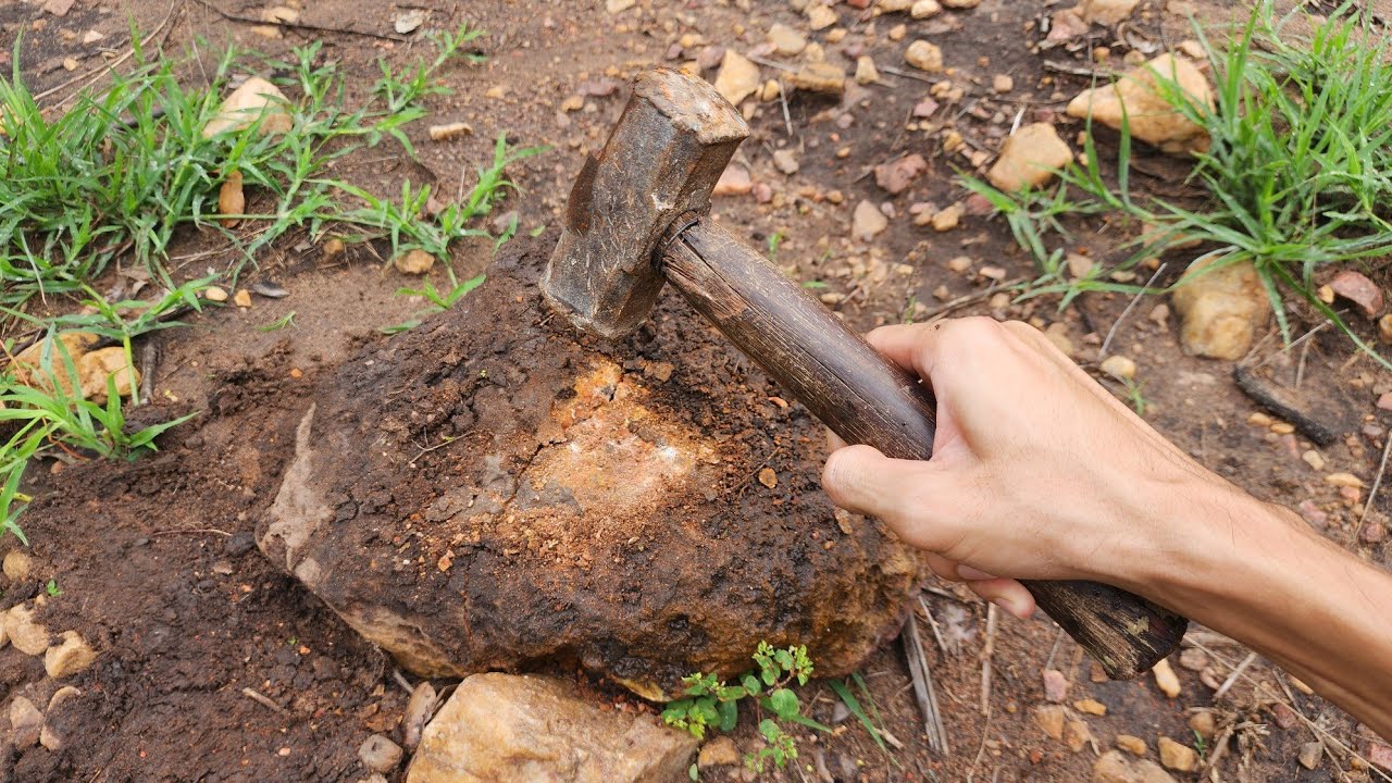 QUEBREI ESSA PEDRA estranha veja oque tinha dentro !!!