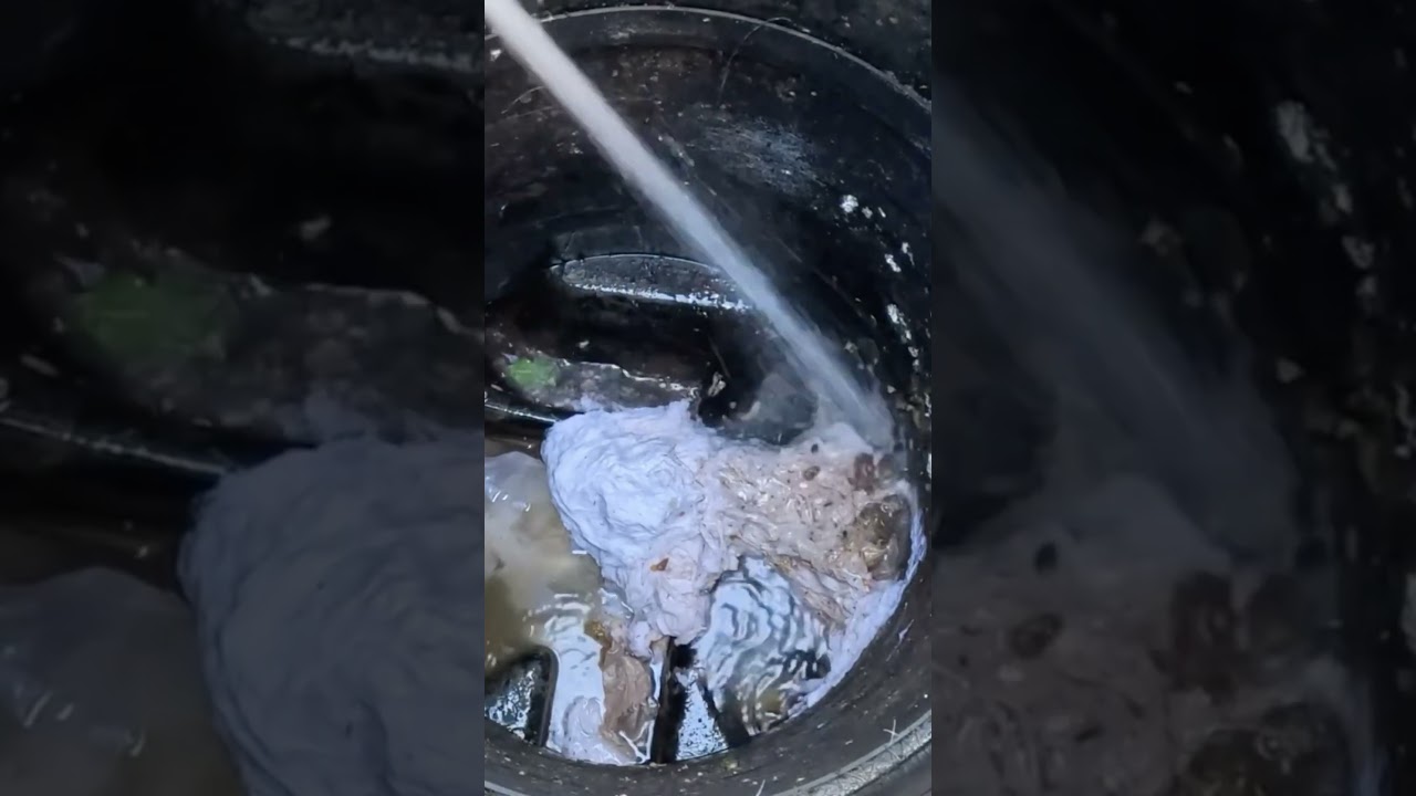 Засор в канализационном люке #прочисткаканализации #водоотведение #устранениезасоров #сантехника ...