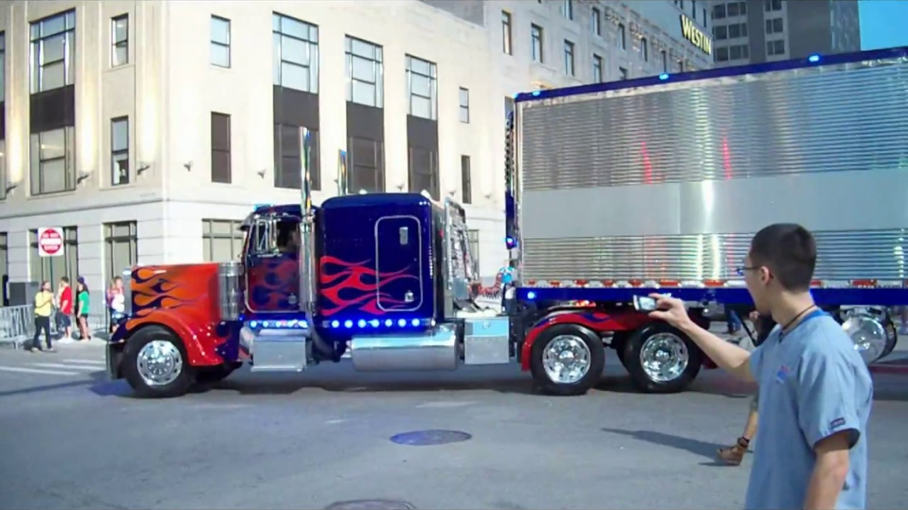 Transformers 3 Detroit Set Autobots drive off, Optimus Prime, BumbleBee, Ratchet, Ferrari, Corvette